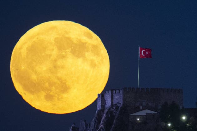 Full Moon, Impressions from Around the World