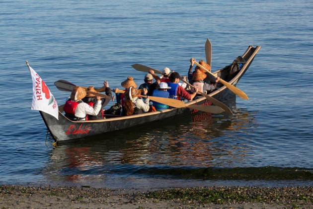 USA: Samish Indian Nation sets off on a canoe journey from Alki Beach in Seattle