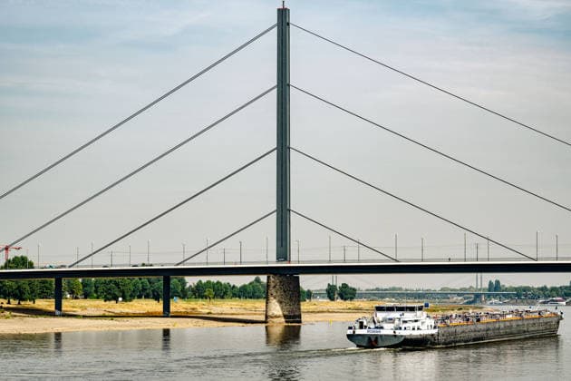 North Rhine-Westphalia: Low water levels on the Rhine in Düsseldorf