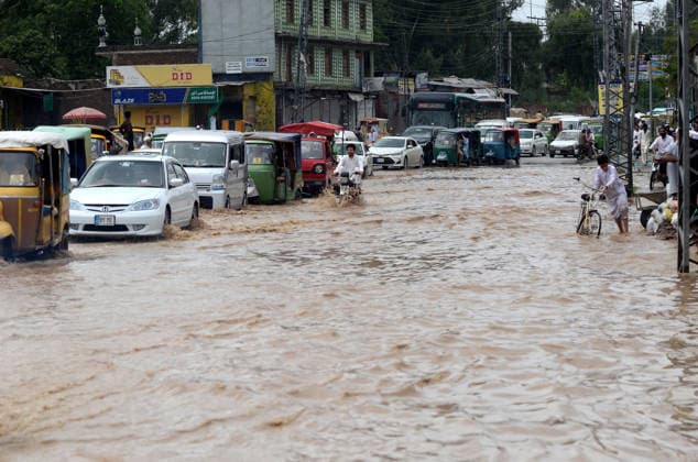 Pakistan: Flooding caused by heavy rainfall in Peshawar