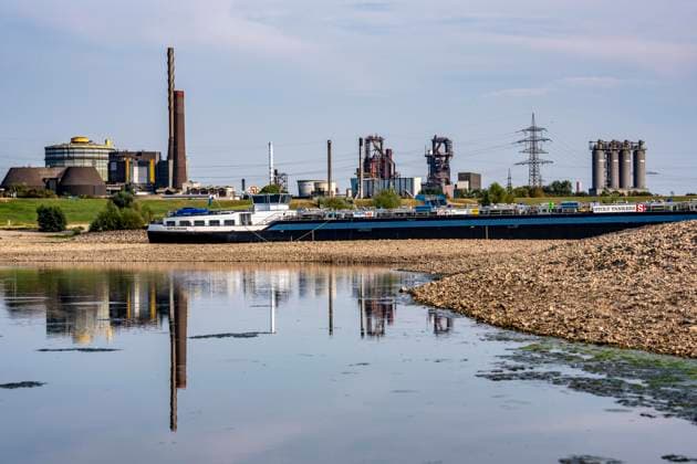 North Rhine-Westphalia: Low water levels on the Rhine in Duisburg