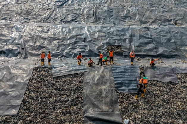 Indonesia: Installation of a geomembrane at a landfill site in Bekasi