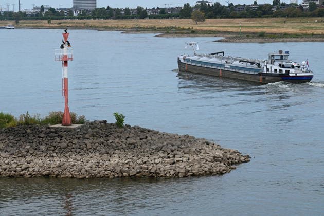 North Rhine-Westphalia: Low water levels on the Rhine in Düsseldorf
