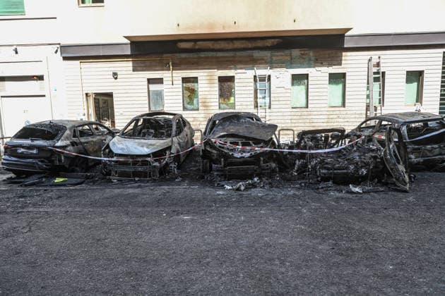 Italy: Several cars burnt out in Milan