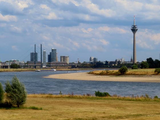 North Rhine-Westphalia: Low water levels on the Rhine in Düsseldorf