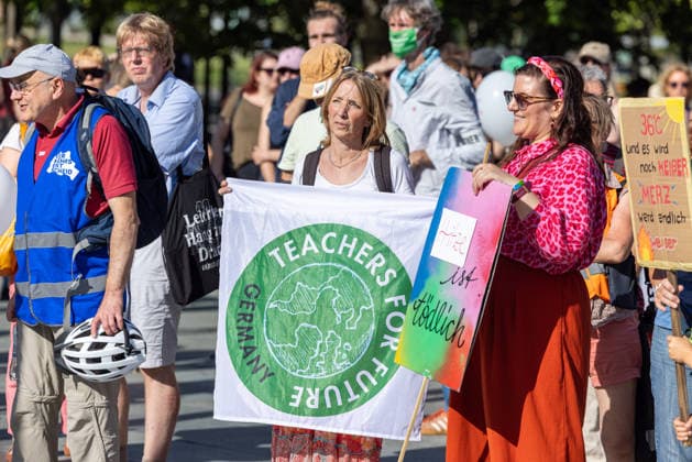 Berlin: Climate activists stage a ‘heat protest’ outside the Chancellery