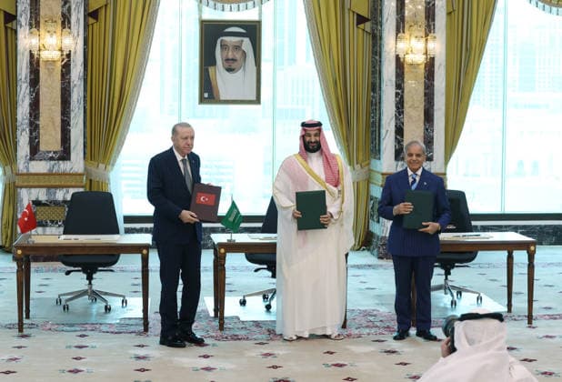 Mecca, Turkey, Saudi Arabia and Pakistan sign a defence pact