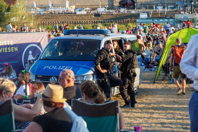 Saxony: Fans watch Roland Kaiser’s performance at Kaisermania on the banks of the Elbe in Dresden