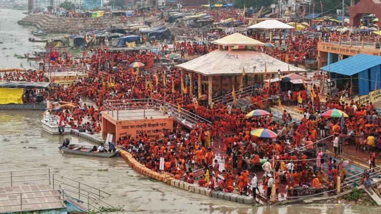 India, pilgrims on the banks of the Ganges in Prayagraj, Uttar Pradesh