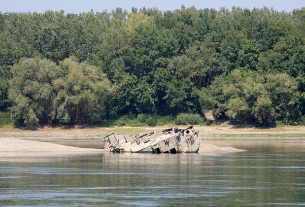 Serbia: Falling water levels on the Danube reveal shipwrecks from the Second World War