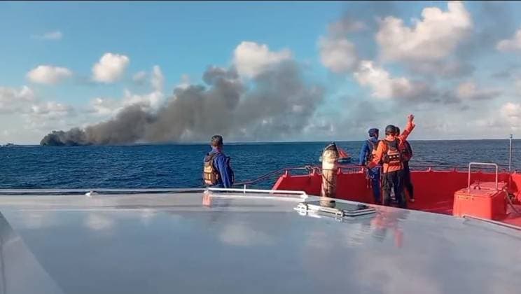 Indonesia: Ferry off the coast of Bali catches fire