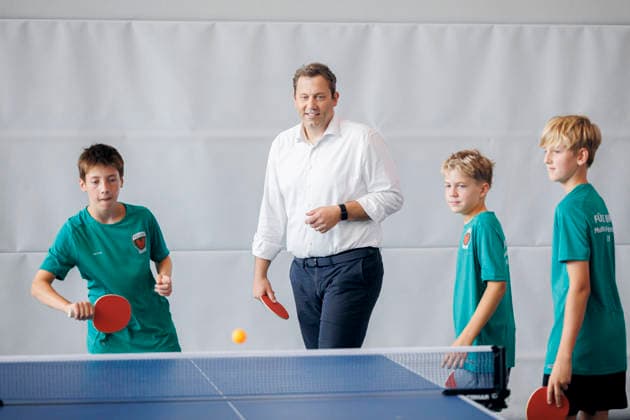 Berlin: Lars Klingbeil visits the Füchse Berlin multisport camp