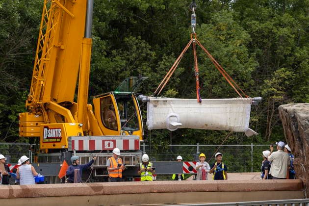 Niagara Falls, USA: Beluga whales are rescued from an amusement park and transported to the USA