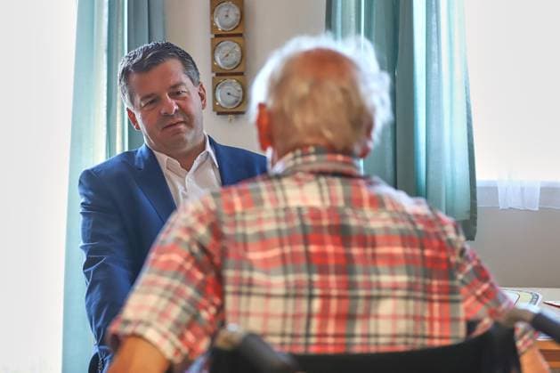 Saxony-Anhalt: Sven Schulze visits a care home in Halle Saale