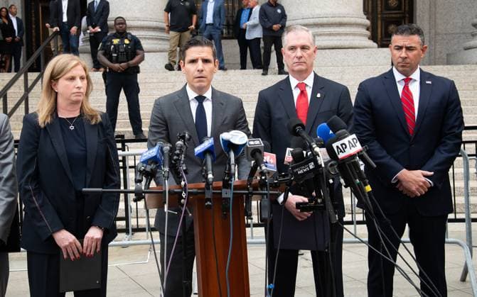 USA: CEO murder in Manhattan; Luigi Mangione on trial in New York