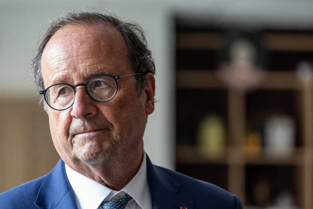 France: François Hollande meets local politicians following the wildfires in Saint-Médard-en-Jalles