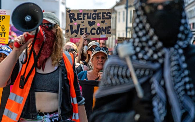United Kingdom: Protests against immigration and a counter-demonstration in Maidstone