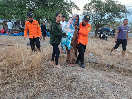 Indonesia: Rescue operation following an earthquake on Flores