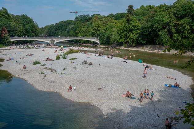 Bavaria, people swimming in the Isar in Munich