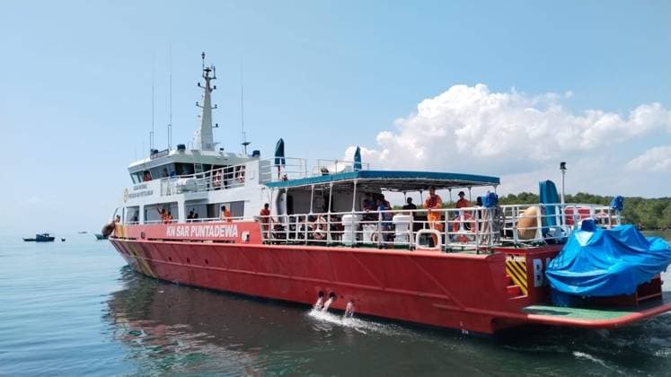 Indonesia: Rescue operation following an earthquake on Flores