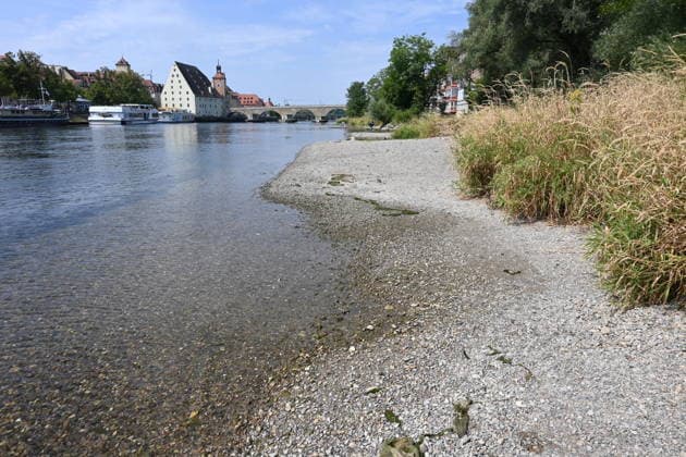 Bavaria, low water levels on the Danube in Regensburg