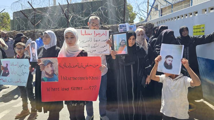 Syria: Relatives demonstrate near UNDOF base calling for the release of detainees in Quneitra