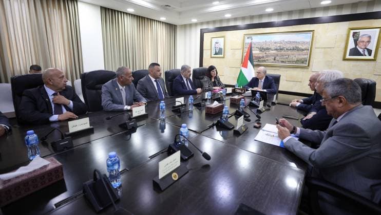 West Bank: Mohammad Mustafa meets Anan al-Atira for talks in Ramallah