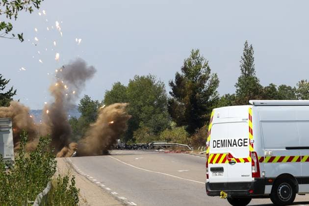 France: Emergency landing of a military aircraft on the D113 near Salon-de-Provence