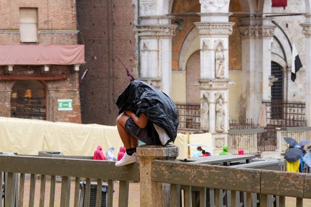 Italy: Heavy rain interrupts the Palio race in Siena’s Piazza del Campo