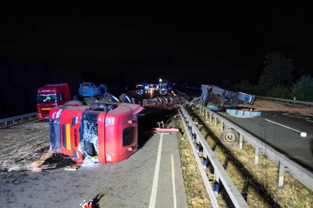 NRW: A2 closed near Kamen following an accident involving a heavy goods vehicle