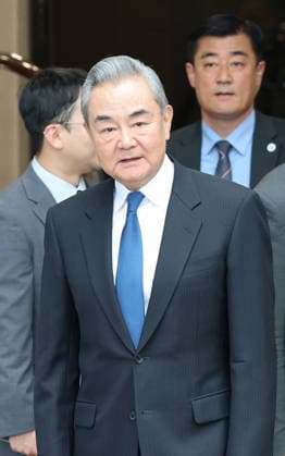 Seoul: Wang Yi visits South Korea