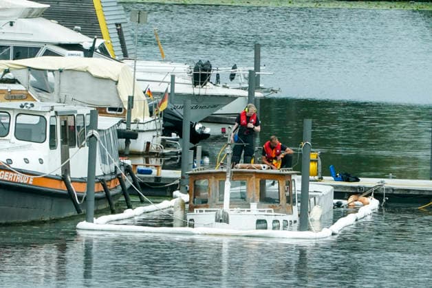 Hamburg: Recreational boat sinks in the Bille in Rothenburgsort