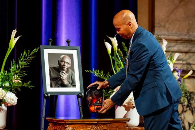 Celebrity: Funeral service for pianist Oliver Jones in Montreal