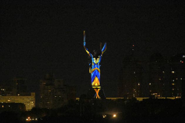 Ukraine: The colossal ‘Motherland’ statue in Kyiv is illuminated