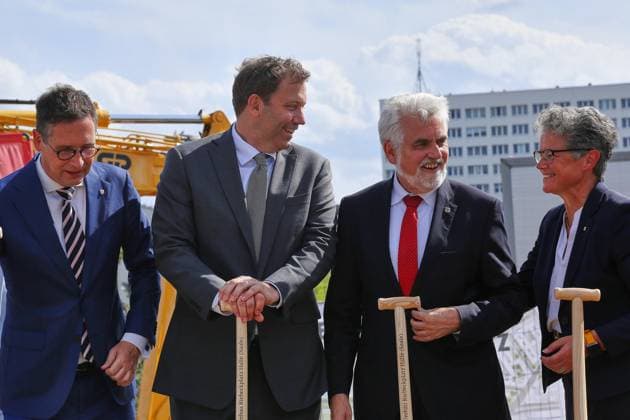 Saxony-Anhalt: Lars Klingbeil at the ground-breaking ceremony to mark the start of the redevelopment of Riebeckplatz in Halle an der Saale