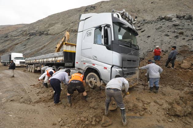 Peru, Arequipa: Mudslides and landslides are blocking the Pan-American Highway near Ocona