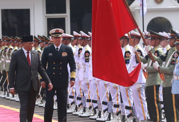 Indonesia: Defence Minister Sjafrie Sjamsoeddin meets his Chinese counterpart, Admiral Dong Jun