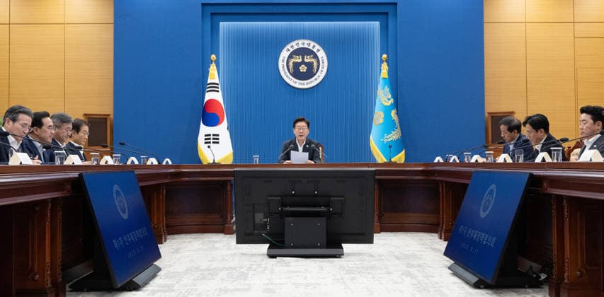 South Korea: Lee Jae Myung chairs a meeting in Seoul