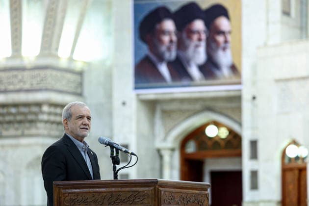 Iran: Massoud Peseschkian speaks at the start of the government’s working week at the mausoleum of Ayatollah Ruhollah Khomeini in Tehran
