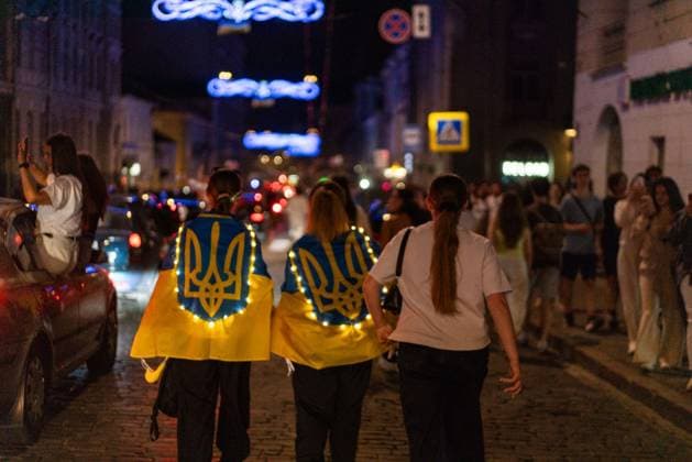 Ukraine: People gather in Kharkiv to mark National Flag Day