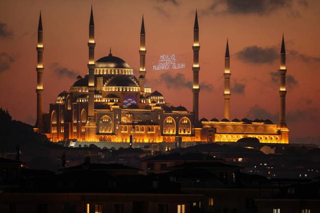 Turkey: Believers attend Mawlid an-Nabi event in Istanbul