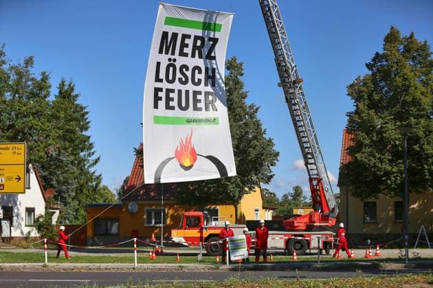 Brandenburg, closed-door cabinet meeting of the Federal Government at Neuhardenberg Castle, protest by Greenpeace