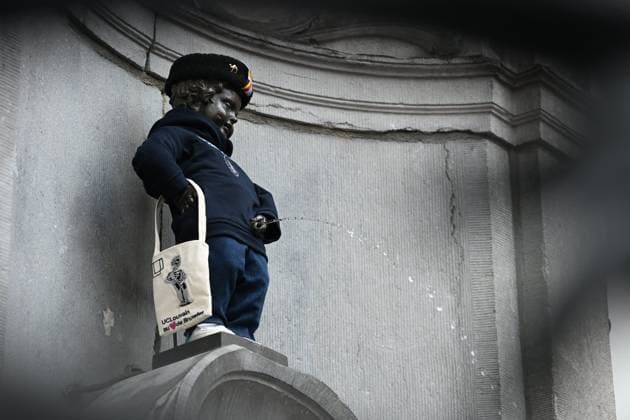 Belgium: Manneken Pis gets a student outfit in Brussels