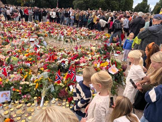 Royals: Mourning for King Harald V outside the Royal Palace in Oslo