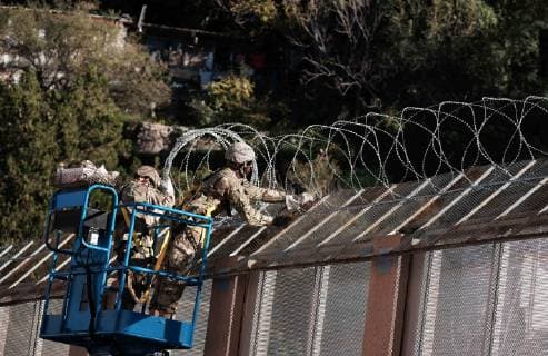 USA, soldiers arm border fence to Mexico with barbed wire