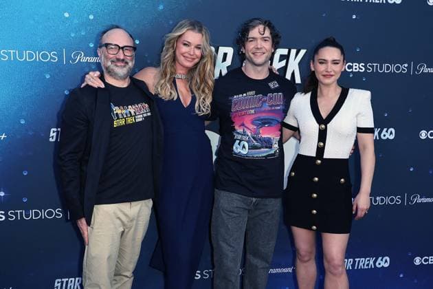 Celebrity, Star Trek cast visit the Empire State Building