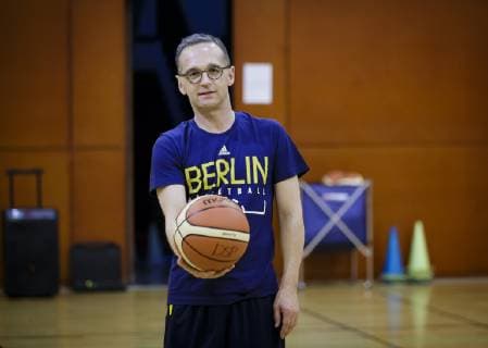 Beijing, Heiko Maas meets young people in a basketball training session