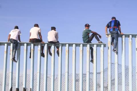 Mexico, First migrants reach US border in Tijuana