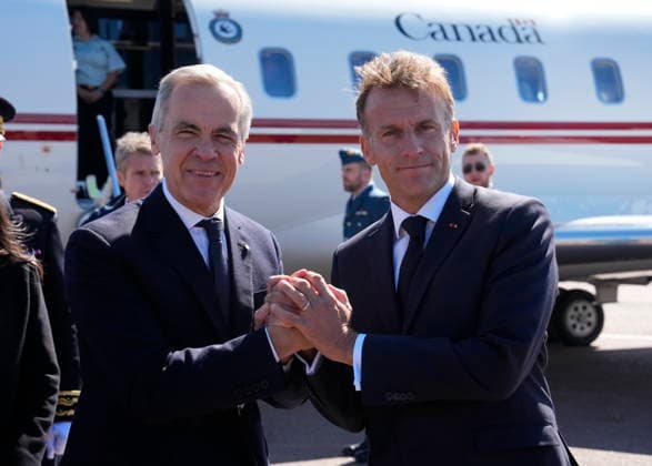 Canada: Mark Carney meets Emmanuel Macron in St Pierre