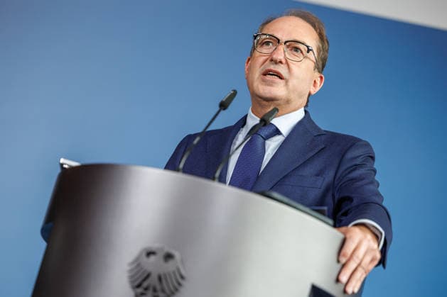 Berlin, press conference with Alexander Dobrindt and Leonie Gebers